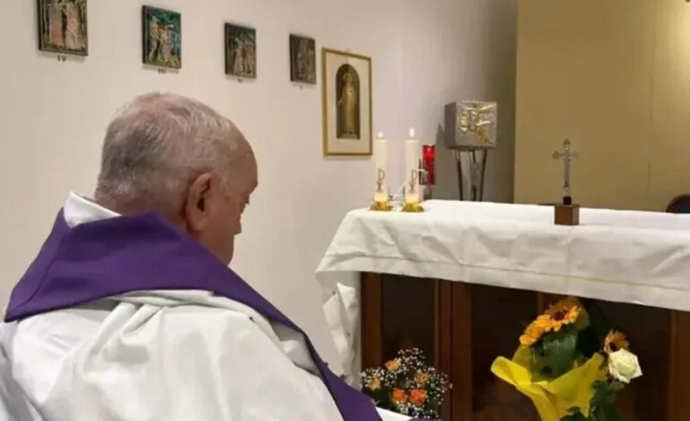 El papa Francisco reaparece en foto tras ser hospitalizado por infección respiratoria