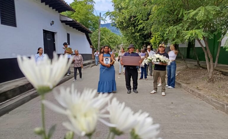 Después de 24 años, Humberto Salazar vuelve a casa para recibir una despedida digna