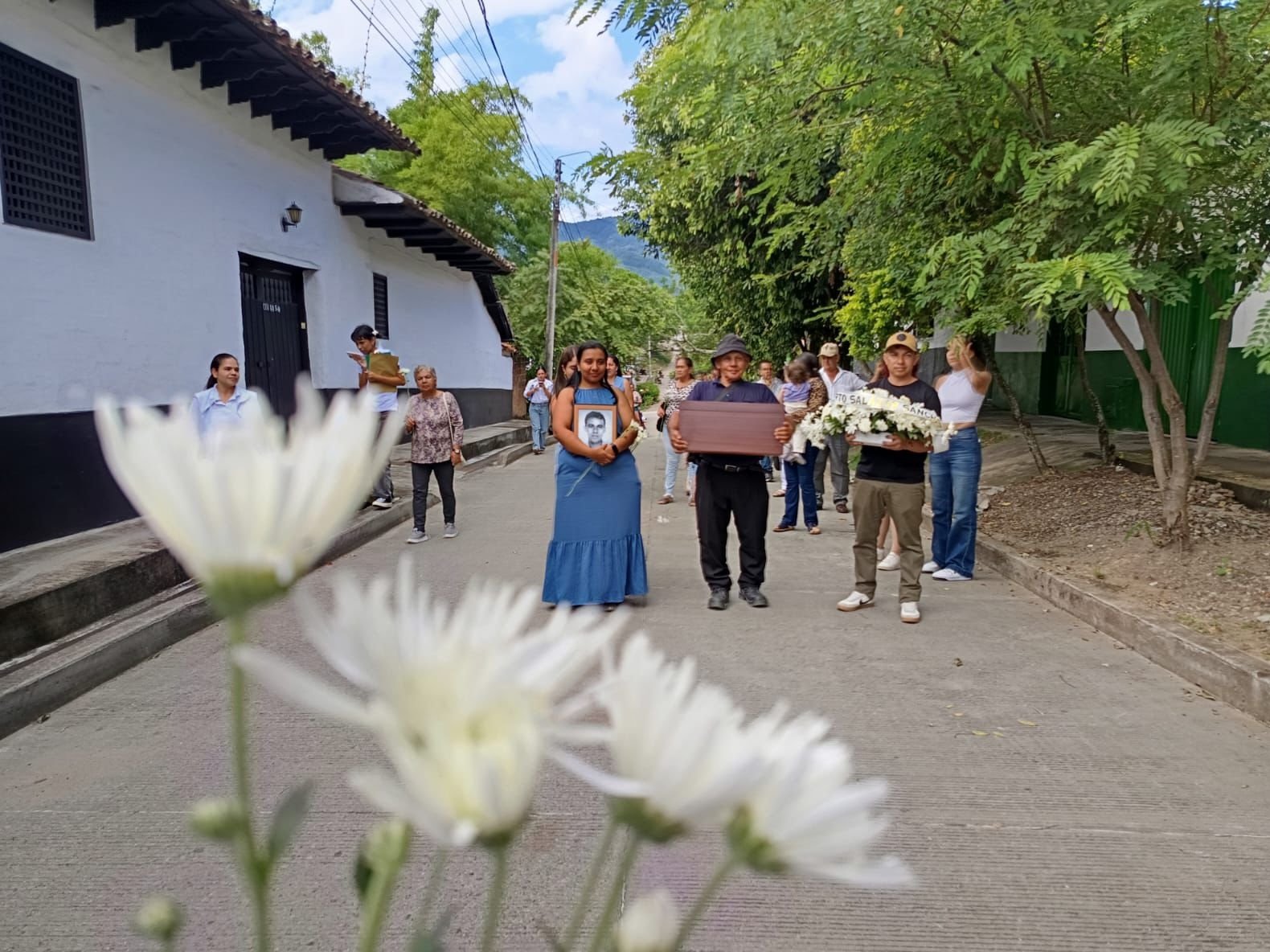 Después de 24 años, Humberto Salazar vuelve a casa para recibir una despedida digna