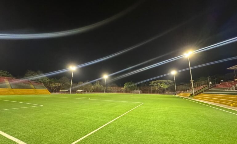 Alcalde Casagua puso nuevamente en funcionamiento la cancha sintética de Cándido La 27
